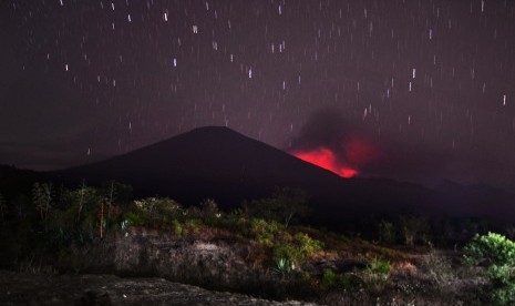 Awan panas erupsi Gunung Barujari menyembur dibalik puncak Gunung Rinjani terlihat dari Desa Sembalun Lawang, Kecamatan Sembalun, Selong, Lombok Timur, NTB, Selasa (10/11). 