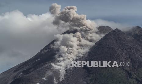 Awan panas guguran Gunung Merapi terlihat dari Kaliurang, Sleman, DI Yogyakarta, Sabtu (9/1). Balai Penyelidikan dan Pengembangan Teknologi Kebencanaan Geologi (BPPTKG) Yogyakarta mencatat telah terjadi awan panas guguran Gunung Merapi pada tanggal 9 Januari 2021 pukul 8:45 WIB dengan tinggi kolom 200 meter dan jarak luncur 600 meter ke arah Kali Krasak, status Siaga (level III). 