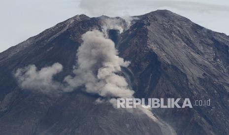 Awan panas guguran keluar melalui bukaan aliran lava baru Gunung Semeru terpantau dari Desa Supiturang, Pronojiwo, Lumajang, Jawa Timur, Selasa (21/12/2021). 