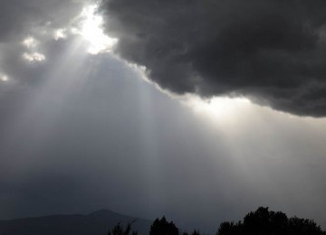 Awan yang berarak lalu berkumpul dan menurunkan hujan.