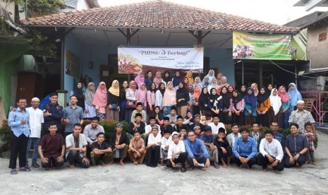 Awardee PMDSU IPB memberikan santunan kepada anak yatim dan dhuafa di Panti Asuhan Assaidah, Kedung Halang. 