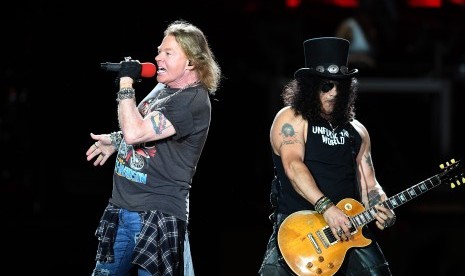 Axl Rose (kiri) dan Slash dalam suatu konser Guns N' Roses.