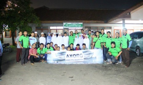 AXORG menggelar Sahur On The Road di Panti Asuhan Aria Putra, Ciputat, pada Sabtu (27/7).