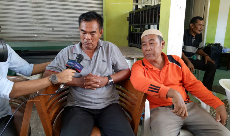 Ayah Aipda Anumerta Denny Setiadi, Acu Sumarno memberi keterangan pada wartawa di rumah duka Jalan Kramat III Rt 08/ Rw 10, Cipayung, Kamis (10/5). 