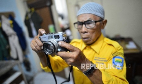 Ayah empat orang anak ini pensiunan PNS dari RS Mata Cicendo Bandung tahun 2000 dari posisinya yang bertanggungjawab sebagai penanggungjawab kebersihan rumah sakit. Kebiasaannya menjaga kebersihan lingkungan dan memantau kebersihan di sudut-sudut kota. Jum