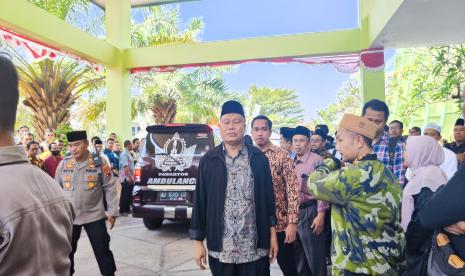  Ayah korban dosen UIN yang ditemukan meninggal tampak mengenakan peci hitam saat penyerahan jenazah di Gedung Rektorat UIN RMS Solo, Jumat (25/8/2023).