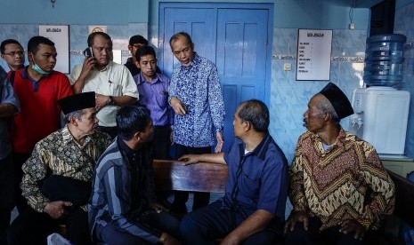 Ayah korban meninggal 'The Great Camping' pendidikan dasar (diksar) Unit Kegiatan Mahasiswa Pencinta Alam (Mapala) Universitas Islam Indonesia (UII) Ilham Nurfadmi Listia Adi asal Lombok Safii (dua kanan) berbincang dengan Rektor UII Harsoyo (tengah) di ru