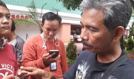 Ayah korban selamat longsor Perimeter Bandara Mukhmainnah, Syamsuddin Ismail (6/2) menceritakan kondisi terkini putrinya yang berangsur pulih // Rs Siloam Lippo Karawaci, Selasa (6/2).