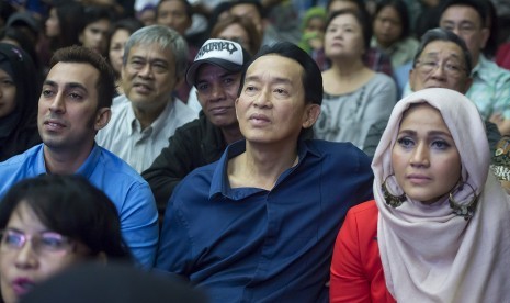 Ayah Mirna Salihin, Edi Darmawan Salihin (tengah) mengikuti jalannya sidang lanjutan terdakwa kasus pembunuhan Wayan Mirna Salihin, Jessica Kumala Wongso di Pengadilan Negeri Jakarta Pusat, Jakarta, Rabu (10/8).