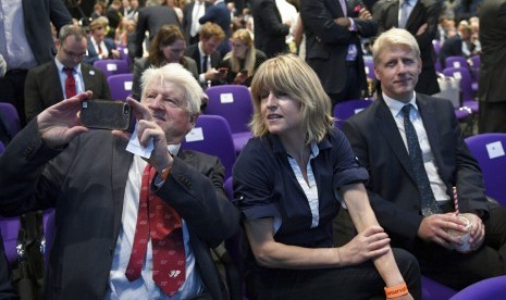 Ayah Perdana Menteri Inggris Boris Johnson, Stanley Johnson (kiri), saudari Boris Rachel Johnson, dan adiknya Jo Johnson ketika Boris diumumkan sebagai perdana menteri di London, Inggris, 23 Juli 2019.