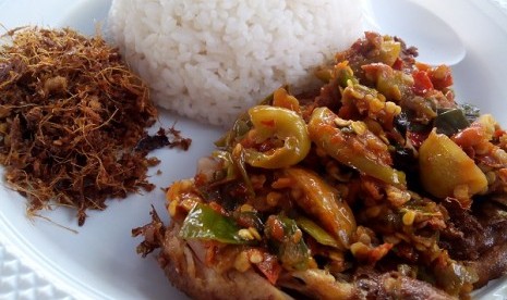 Ayam keprek di Festival Kuliner 