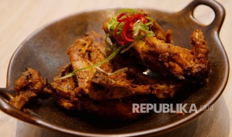 Ayam panggang khas Padang. Ayam merupakan salah satu makanan tinggi protein.