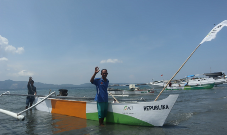 ayasan Global Wakaf Aksi Cepat Tanggap (Global Wakaf ACT) bekerja sama dengan Media Republika menyalurkan bantuan delapan unit perahu wakaf.