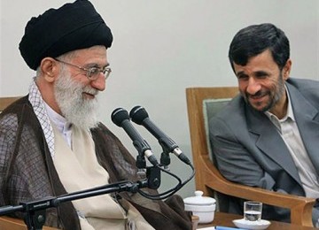 Ayatollah Ali Khamenei  dan Mahmoud Ahmadinejad