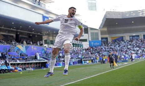 Aymen Hussein dari Irak melakukan selebrasi setelah mencetak gol kedua timnya pada pertandingan sepak bola Grup D Piala Asia antara Irak dan Vietnam di Stadion Jassim Bin Hamad di Doha, Qatar, Rabu, 24 Januari 2024.  