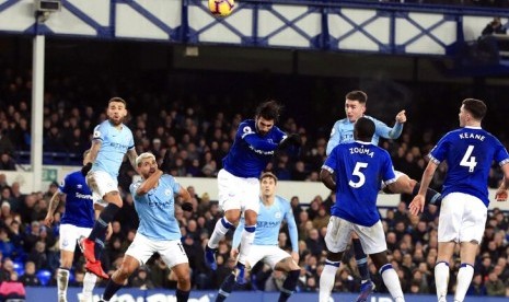 Aymeric Laporte (kedua kanan atas) saat menjebol gawang Everton.