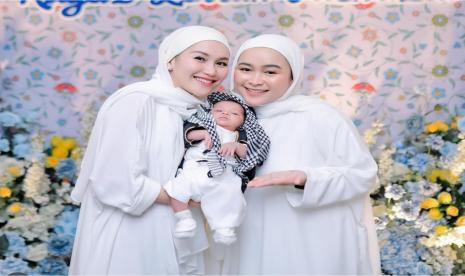 Ayu Ting Ting bersama adiknya Assyifa Nuraini, beserta keponakannya Rayaz Zoltan Fachrizal. Keponakan Ayu tersebut dikabarkan meninggal dunia pada Sabtu (31/8/2024).