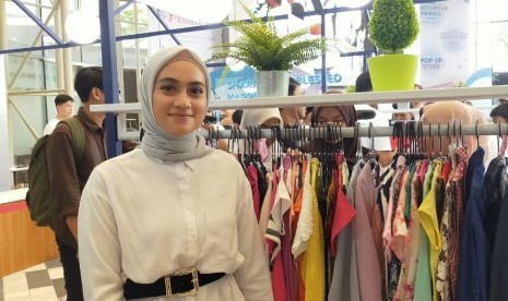 Ayudia kerap menggunakan busana 'modest wear' dengan warna netral.