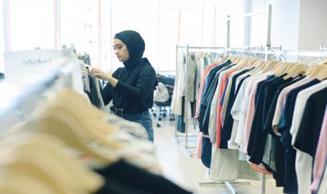 Ayudia C atau lebih dikenal Ayudia Bing Slamet akan memberikan  panduan padu padan modest wear untuk perempuan berhijab Indonesia. Dia bekerjasama dengan UNIQLO untuk karya tersebut.