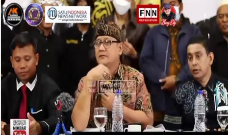 Edy Mulyadi (tengah). Bareskrim Polri telah menaikkan status kasusnya terkait pernyataan soal ibu kota negara baru ke penyidikan.