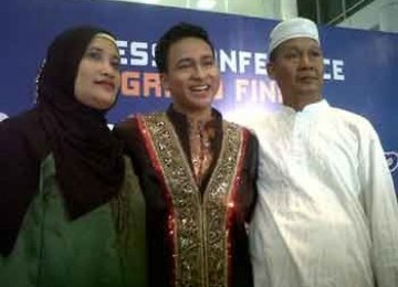 azhari (tengah) bersama orangtuanya