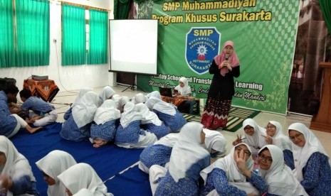 Azimah Subagijo, Ketua Perhimpunan MTP saat memberikan penyuluhan di SMP Muhamadiyah PK Kota Barat, Banyuanyar, Surakarta dan Panti Asuhan Nur Hidayah, Kerten, Surakarta, Kamis (17/10