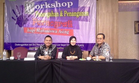 Azimah Subagijo SSos MSi MBA (tengah) menjadi narasumber workshop pencegahan dan penanganan pornografi untuk mahasiswa asing, Sabtu (3/10). 