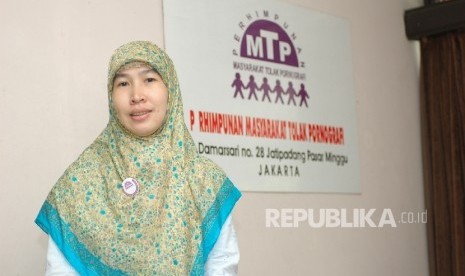 Azimah Subagijo, Ketua Umum Perhimpunan Masyarakat Tolak Pornografi