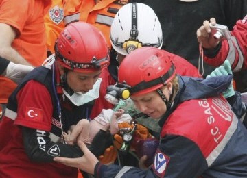 Azra Karaduman (tengah), bayi mungil berusia dua pekan, diselamatkan dari reruntuhan bangunan akibat gempa.