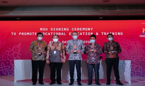 B20 Future of Work & Education Task Force (FOWE TF), Kamar Dagang dan Industri (KADIN) Indonesia menggandeng enam perusahaan besar yakni PT Astra Agro Lestari Tbk; PT Astra Dihatsu Motor; PT Astra International Tbk; PT Astra Otoparts Tbk; PT Bina Karya Prima dan PT United Tractors Tbk untuk menandatangani dokumen perjanjian kerja sama (MoU) serentak dengan puluhan institusi pendidikan di Hotel Mulia, Jakarta, Senin (29/8/2022).