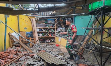 Babinsa Desa Selawangi saat meninjau lokasi rumah roboh di Kampung Babakanpamoyanan, RT 001/006, Desa Selawangi, Kecamatan Sukaraja, Kabupaten Sukabumi, Jabar yang disebabkan angin kencang pada Jumat (15/1/2024). 