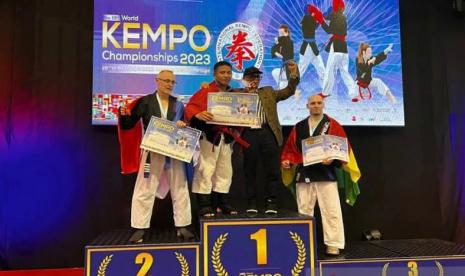 Babinsa yang bertugas di Kodim 1417 Kendari, Korem 143/Haluoleo Sertu Dirhamsyah (tengah) saat menaiki podium usai meraih juara kempo di Portugal, Sabtu (29/4/2023).