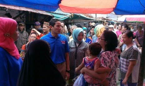 Bacagub DKI Sandi Uno bersama istri, Nur Asia mengunjungi warga Kebon Pala I, Jatinegara, Jakarta Timur, Ahad (1/5).