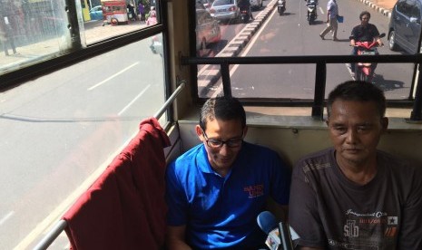 Bacagub Sandiaga Uno berbincan dengan penumpang Metro Mini S75, Rabu (27/7).