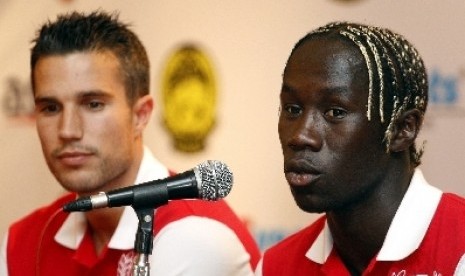 Bacary Sagna (kanan) dan Robin van Persie (kiri).