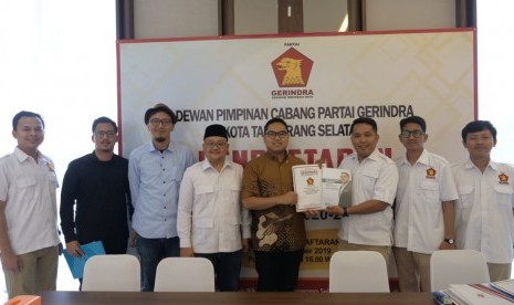 Bacawalkot Tangsel Fahd Pahdepie mendaftar ke konvensi  Partai Gerindra di kantor DPW Gerindra Banten di Serang, Sabtu (9/11).