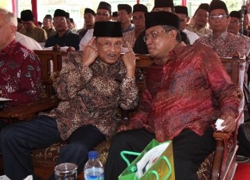 Bacharuddin Jusuf Habibie (left) and the Chairman of Nahdatul Ulama (PBNU), Said Aqil Siroj, attend the opening of   international seminar on Ulama Pesantren's Role in Overcoming Global Terrorism in Cirebon.