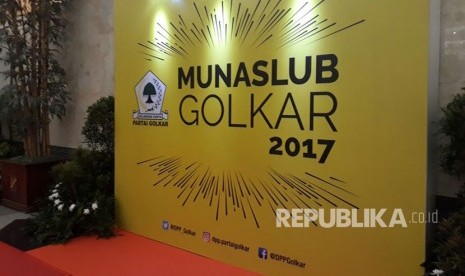 Backdrop bertuliskan Munaslub Golkar 2017 dan hiasan kain berwarna putih dan kuning  terpasang di sekitar Balai Pertemuan JCC jelang pembukaan Rapimnas dan Munaslub Partai Golkar, Jakarta, Senin (17/12). 