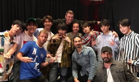 Backstreet Boys berfoto bareng BTS.