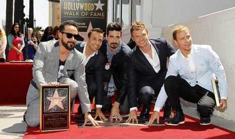  Backstreet Boys (dari kiri) A. J. McLean, Howie Dorough, Kevin Richardson, Nick Carter dan Brian Littrell menyentuh bintang mereka di Walk of Fame, Los Angeles, Senin (22/4/2013)