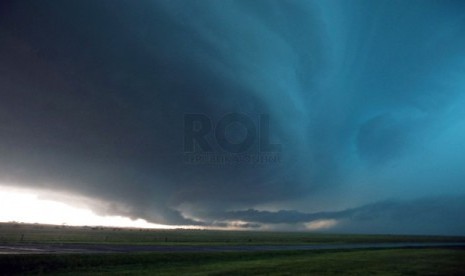    Badai bergerak sesaat sebelum menghasilkan tornado dekat El Reno, Oklahoma, Jumat (31/5) waktu setempat.  (AP/Chris Machis))