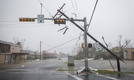 Badai Harvey menumbangkan tiang listrik di salah satu bagian Kota Rockport, Texas, AS, Sabtu (26/8).