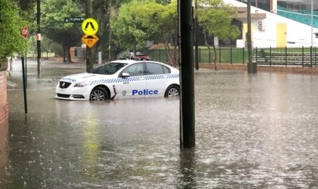 Badai hujan yang menerjang Sydney dan wilayah New South Wales lainnya menyebabkan banjir dan kekacauan lalu-lintas hari Rabu (28/11). 