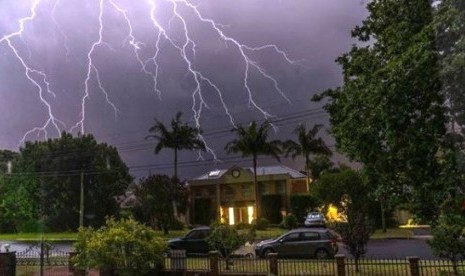 Badai petir menyambar di kawasan East Killara, Sydney utara.