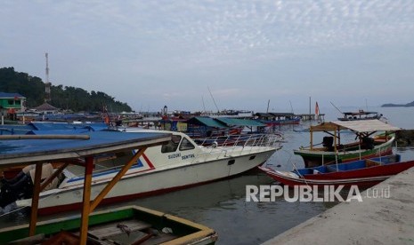 Badai siklon tropis yang melanda kawasan pesisir  Lampung, berdampak merosotnya kunjungan wisatawan ke Pulau Pahawang, Kecamatan Teluk Pandan, Kabupaten Pesawaran, Lampung, pada liburan panjang pada akhir pekan lalu. 