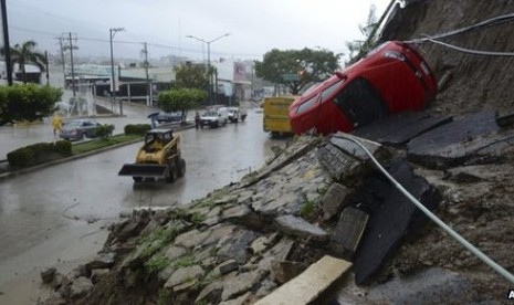 Badai tropis Manuel menyebabkan longsor dan banjir di resort Acapulco