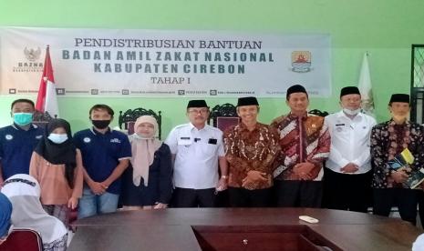 Badan Amil Zakat (BAZ) Kabupaten Cirebon kembali menyalurkan bantuan dengan nilai sekitar Rp 107 juta. Bantuan itu diperuntukkan pembelian kursi roda bagi penyandang disabilitas, bantuan pesantren, rutilahu dan beasiswa anak tidak mampu.