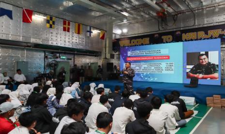 Badan Amil Zakat Nasional (BAZNAS) berkolaborasi dengan TNI Angkatan Laut (AL) menyelenggarakan Pesantren Kilat Ramadhan 1444 di atas kapal perang.