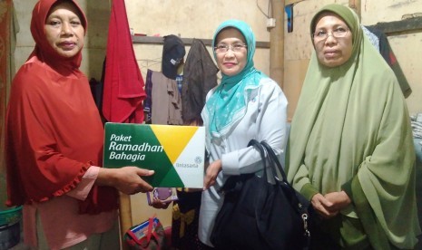 Badan Amil Zakat Nasional (BAZNAS) bersama PT Aplikanusa Lintasarta menyalurkan Paket Ramadhan Bahagia kepada warga dan para santri Yayasan Raudhatul Ilmi, Cilincing, Jakarta Utara, Senin (27/6). (Shelbi Asrianti/Republika)