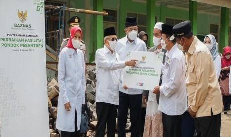 Badan Amil Zakat Nasional (BAZNAS) bersama Wakil Presiden RI Prof. Dr. KH. Maruf Amin menyerahkan bantuan rekonstruksi bagi 69 Pondok Pesantren (Ponpes) yang terdampak gempa Cianjur. Penyerahan bantuan tersebut dilakukan oleh Wakil Presiden RI KH. Maruf Amin yang melakukan kunjungan kerja ke Cianjur, bersama Ketua BAZNAS Prof. Dr. KH. Noor Achmad, MA, di Ponpes Al-Bahjah Cianjur, Jawa Barat, Rabu (4/1/2023). 